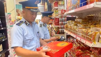 Kiên quyết đấu tranh chống buôn lậu, hàng giả