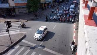 Dừng đèn đỏ trong bóng râm tránh nắng nóng, cẩn thận bị phạt tiền triệu như chơi