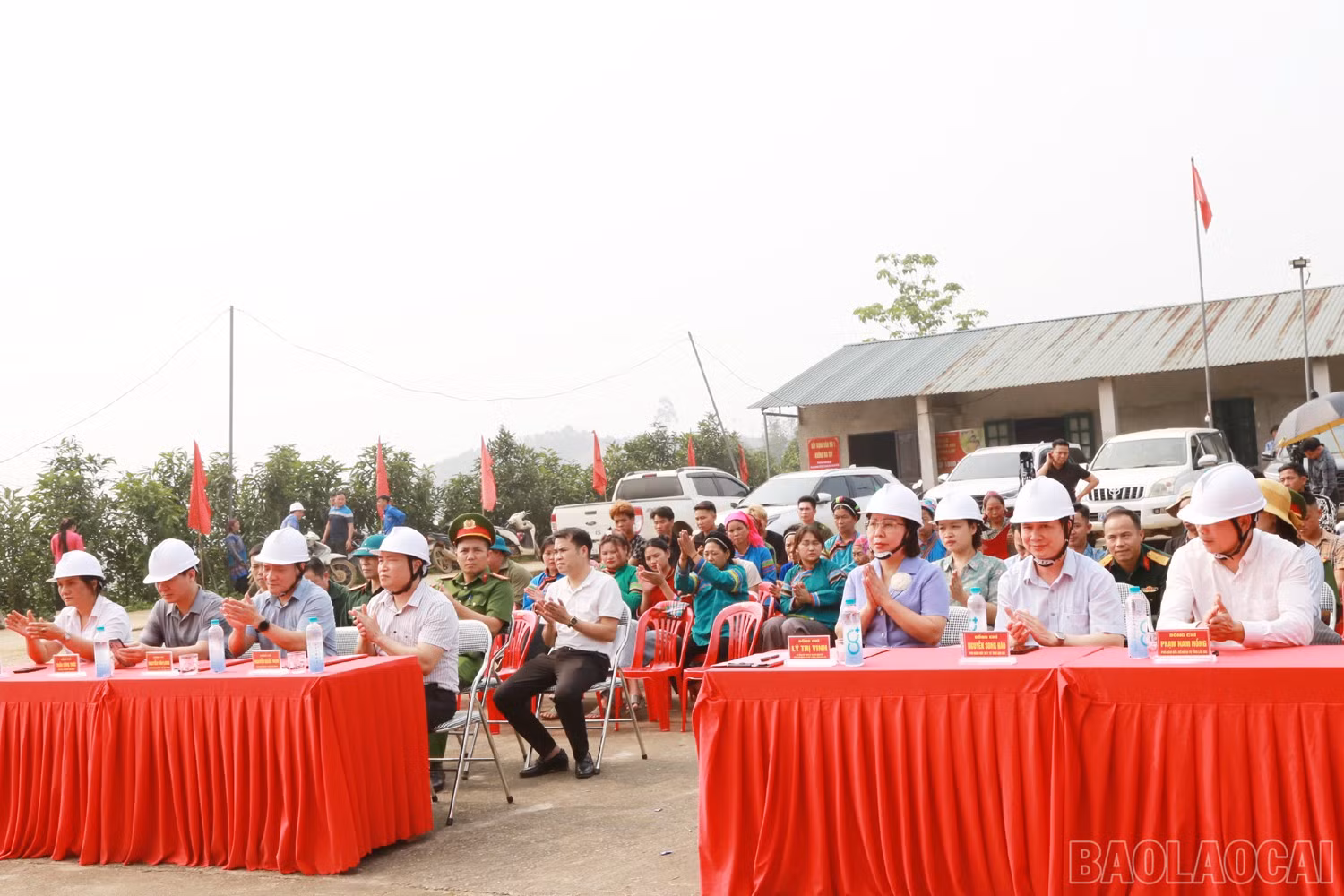 Các đại biểu và Nhân dân dự lễ phát động.