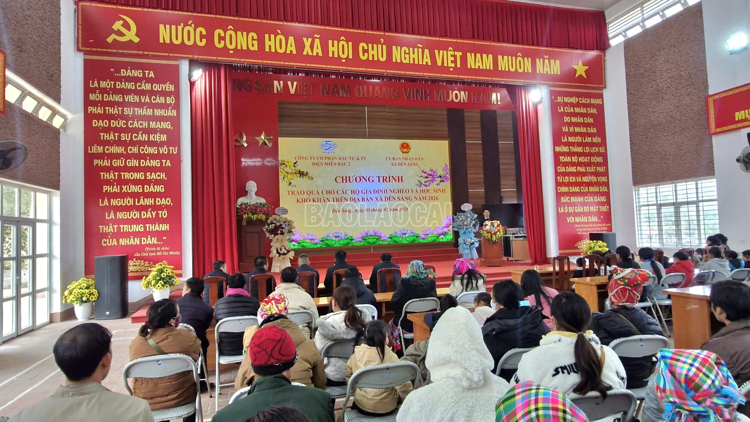 Quang cảnh chương trình tặng quà Tết.