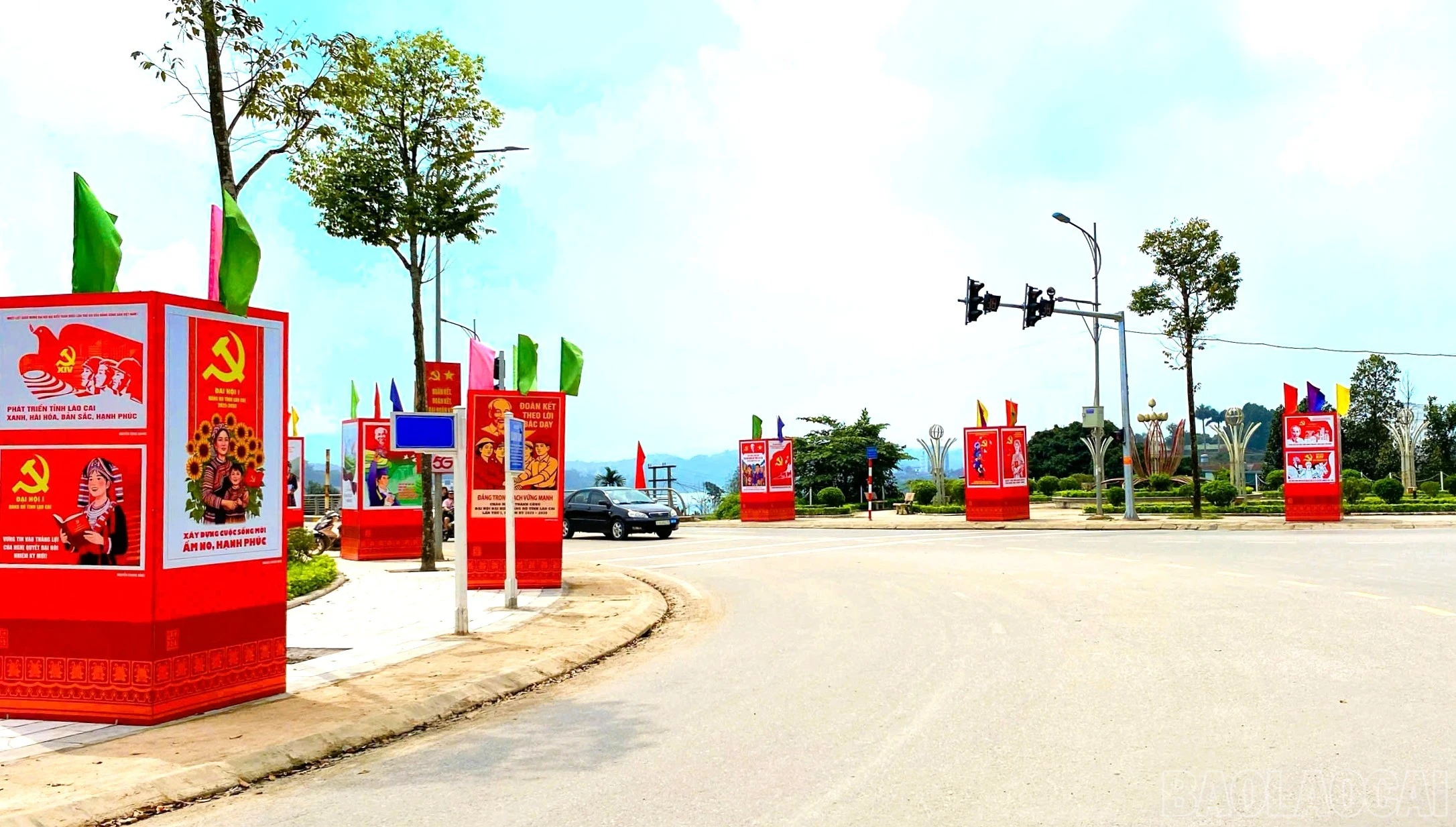baolaocai-br_anh-4-cac-truc-duong-chinh-tren-dia-ban-phuong-yen-bai-duoc-trang-hoang-co-hoa-ruc-ro-tao-khong-khi-phan-khoi-huong-ve-ngay-bau-cu.jpg