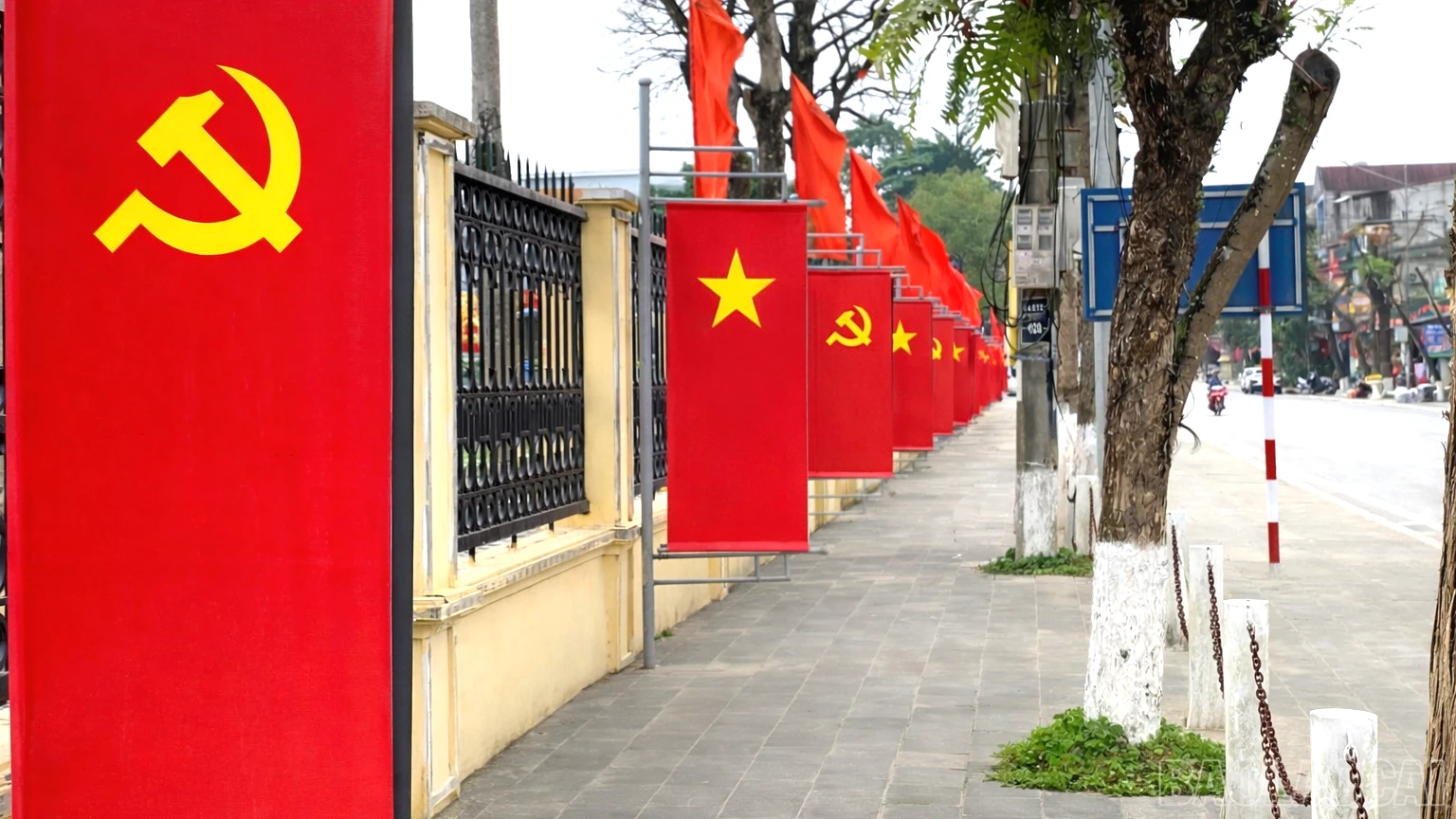 baolaocai-br_anh-3-cac-truc-duong-chinh-tren-dia-ban-phuong-yen-bai-duoc-trang-hoang-co-hoa-ruc-ro-tao-khong-khi-phan-khoi-huong-ve-ngay-bau-cu.png