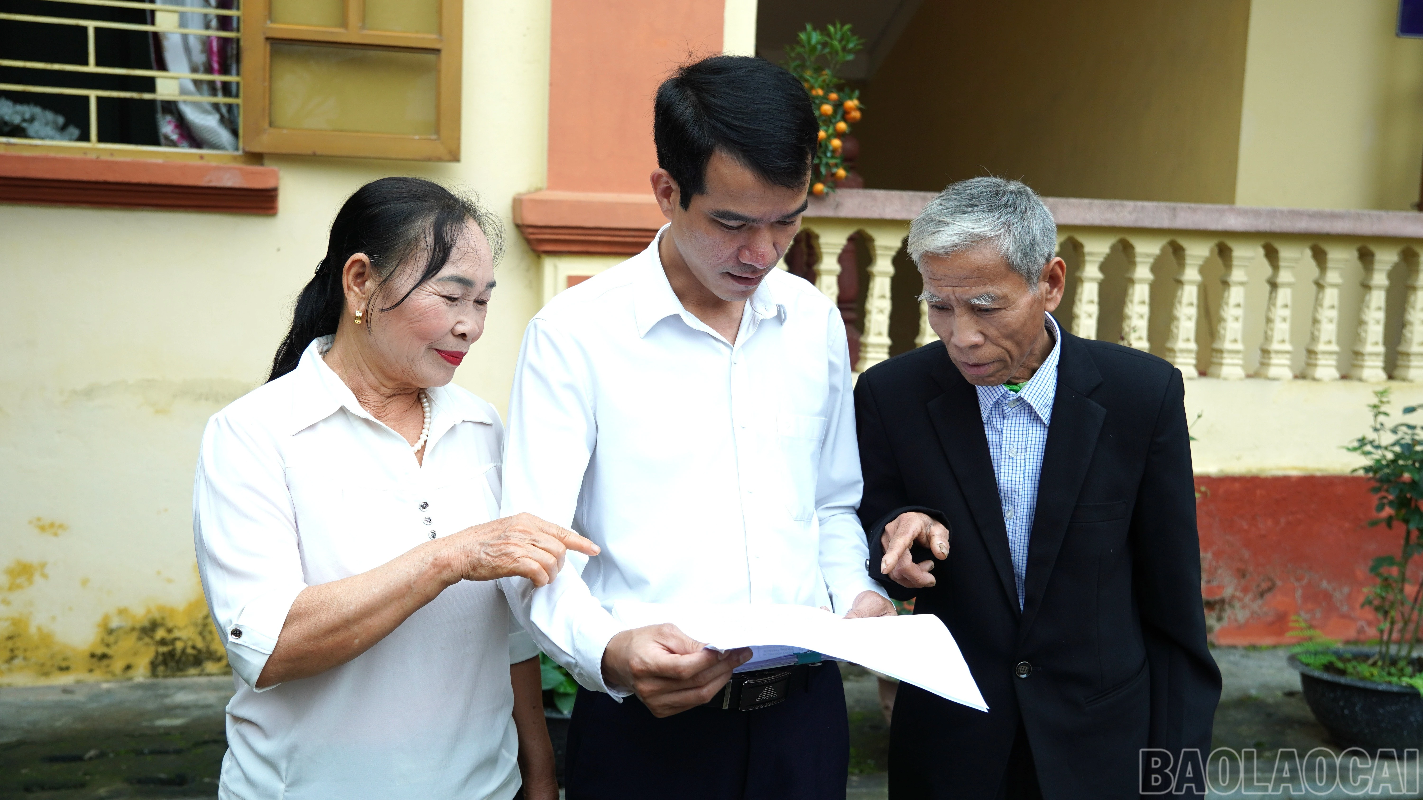 baolaocai-br_anh-5-cu-tri-xa-viet-hong-tim-hieu-thong-tin-ve-danh-sach-tieu-su-cac-ung-cu-vien-duoc-niem-yet-tai-nha-van-hoa-thon.jpg