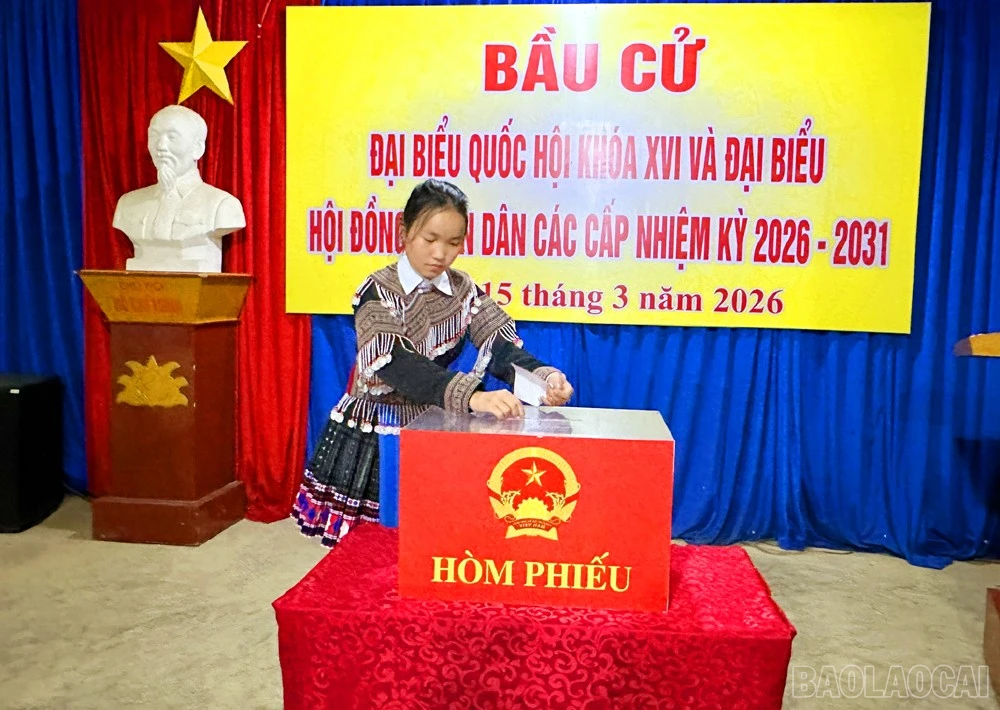 Nữ cử tri dân tộc Mông lần đầu tiên tham gia bầu cử đại biểu Quốc hội và đại biểu HĐND các cấp.