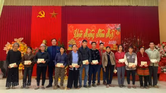 Xã Mỏ Vàng vận động được gần 1 tỷ đồng quà Tết trao tặng hộ nghèo, hộ cận nghèo