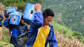 [Ảnh] Vượt rừng đưa nhu yếu phẩm hỗ trợ nhân dân vùng lũ Si Ma Cai