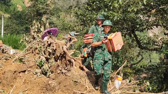 Chuyến hàng cứu trợ đầu tiên tới xã A Lù