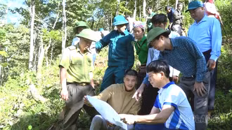 Tổ tự quản cộng đồng bảo vệ rừng thôn Háng Gàng cùng lực lượng Kiểm lâm khu vực Trạm Tấu kiểm tra bản đồ thực địa khu vực rừng phòng hộ của thôn.