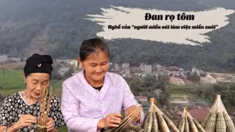 Hình ảnh người dân xã Tân Lĩnh đan rọ tôm. 