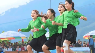 Lãnh đạo UBND xã Lâm Thượng trao thưởng cho đội bóng. 