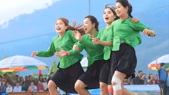 Lãnh đạo UBND xã Lâm Thượng trao thưởng cho đội bóng. 