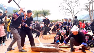 Du khách tham quan, trải nghiệm nội dung giã bánh của người Mông tại lễ hội sắc chàm Lao Chải năm 2026.