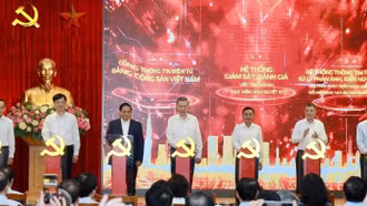 Tổng Bí thư Tô Lâm và các đồng chí trong Ban Chỉ đạo ấn nút khai trương ra mắt hệ thống 3 nền tảng số phục vụ giám sát triển khai Nghị quyết 57-NQ/TW.