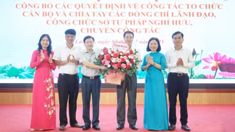 Công bố các quyết định về công tác tổ chức cán bộ Sở Tư pháp tỉnh