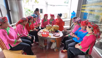 Xuân về trên áo mới người Giáy