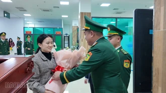 Chào đón những cư dân và du khách đầu tiên xuất - nhập cảnh qua Cửa khẩu Quốc tế Lào Cai trong ngày mùng 1 Tết Nguyên đán