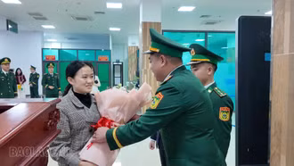 Chào đón những cư dân và du khách đầu tiên xuất - nhập cảnh qua Cửa khẩu Quốc tế Lào Cai trong ngày mùng 1 Tết Nguyên đán