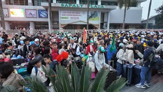 Du khách nhộn nhịp xuất nhập cảnh qua Cửa khẩu quốc tế Lào Cai những ngày đầu năm mới