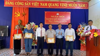 Cán bộ xã Liên Sơn tặng giấy khen của UBND xã cho các gia đình văn hóa tiêu biểu ở thôn Ả Thượng nhân dịp Ngày hội Đại đoàn kết toàn dân tộc 18/11/2025.