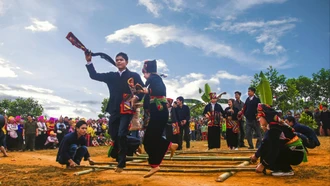 "Gánh” lộc trời sáng mùng Một