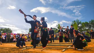 "Gánh” lộc trời sáng mùng Một