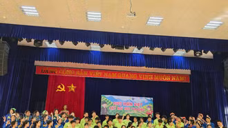 Các bạn tình nguyện viên đã chuẩn bị những phần quà nhỏ để trao tặng cho các em nhỏ tại trung tâm