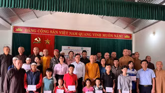 Trao tặng sổ tiết kiệm cho 10 trẻ mồ côi do ảnh hưởng hoàn lưu bão số 3 