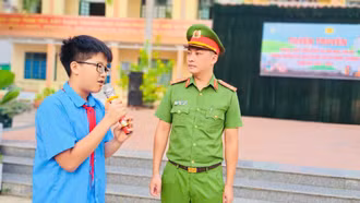 Hơn 1.000 cán bộ, giáo viên, học sinh được tuyên truyền pháp luật