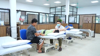 Bệnh nhân trẻ đang trị liệu tại Bệnh viện Phục hồi chức năng Lào Cai.