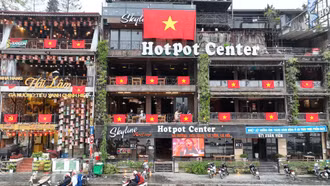 Sa Pa cờ hoa lung linh.