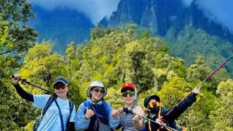 Giới trẻ leo núi, đi bộ xuyên rừng dịp nghỉ lễ