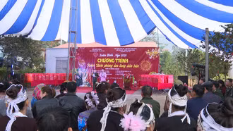 Trao 91 suất quà Tết cho người dân và học sinh phường Lào Cai