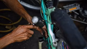 Ông tôi làm nghề sửa xe