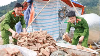 Giúp dân sửa nhà sau bão