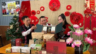 Các HTX phối hợp livestream bán hàng trên các nền tảng mạng xã hội