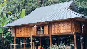 Những căn nhà sàn được xây bằng xi măng, cốt thép. 