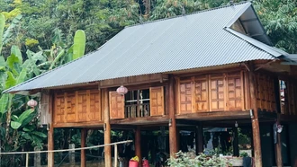 Những căn nhà sàn được xây bằng xi măng, cốt thép. 