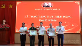 Đảng ủy xã Phúc Khánh trao Huy hiệu Đảng cho 21 đảng viên