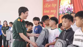 Trao tặng 980 cặp sách cho học sinh Trường Phổ thông nội trú Tiểu học và THCS Y Tý