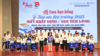 105 tân sinh viên được nhận học bổng “Tiếp sức đến trường” năm 2025