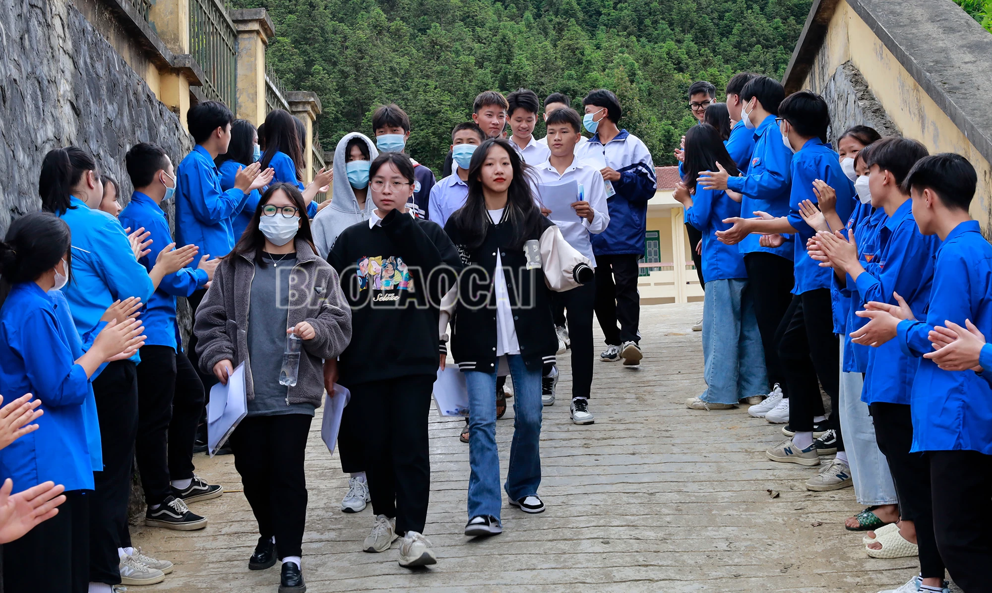 Thanh niên tình nguyện thị xã Sa Pa cổ vũ, tiếp sức cho thí sinh trong ngày thi thứ nhất.JPG