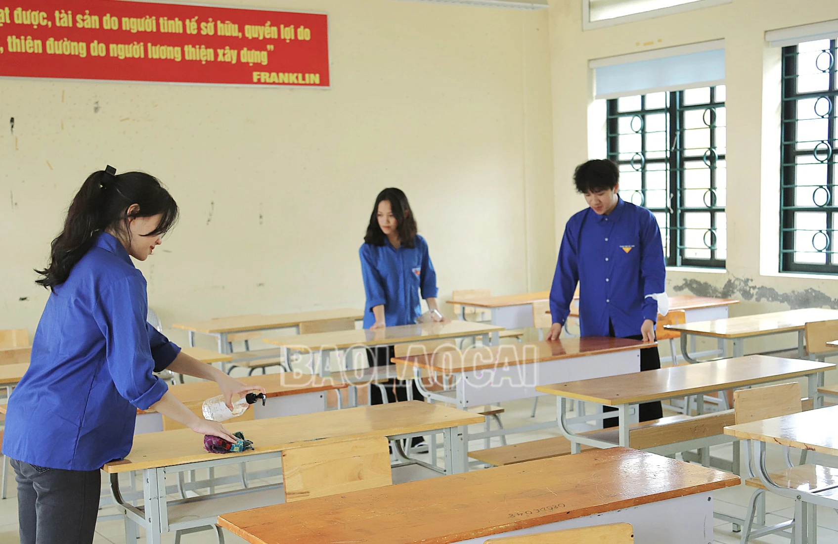 Thanh niên tình nguyện thị xã Sa Pa dọn dẹp, kê lại bàn ghế phòng thi sau khi thí sinh kết thúc ngày thi thứ nhất (2).JPG