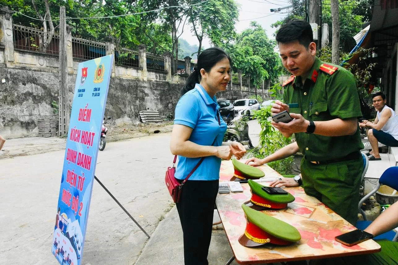 lực lượng công an tuyên truyền cho phụ huynh huyện Bảo Thắng đăng ký định danh điện tử..jpg