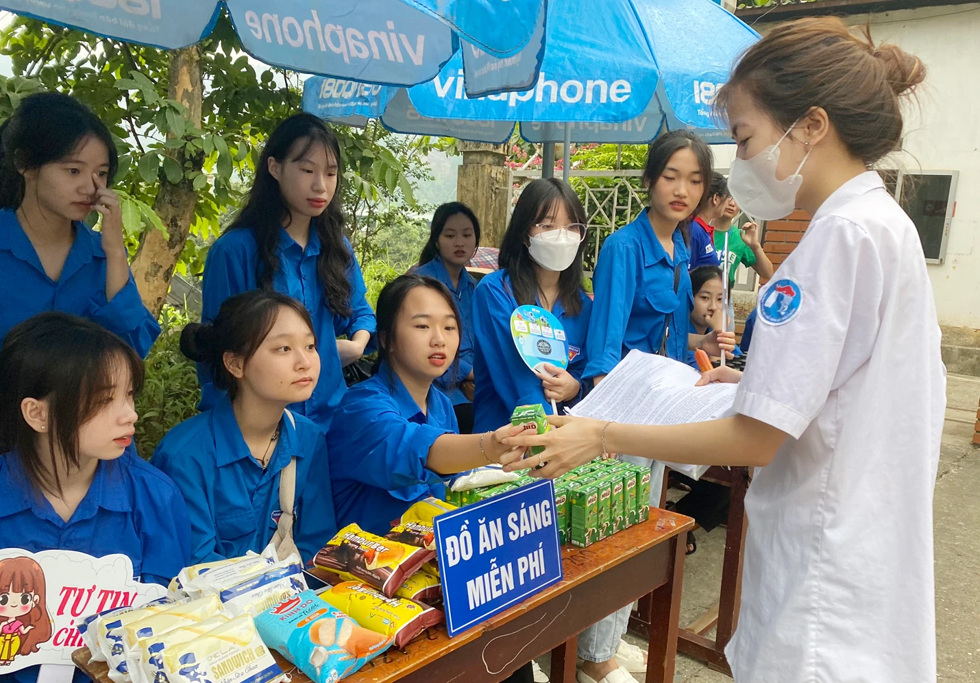 Đội tình nguyện viên tặng bữa ăn sáng và đồ dùng học tập cho thí sinh tại điểm thi số 2..jpg