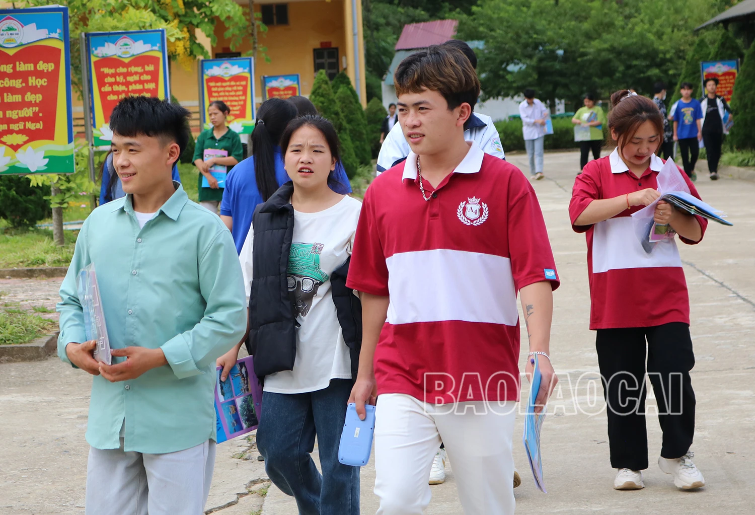 Các thí sinh tại huyện Si Ma Cai phấn khởi vì hoàn thành tốt tổ hợp thi khoa học xã hội.jpg