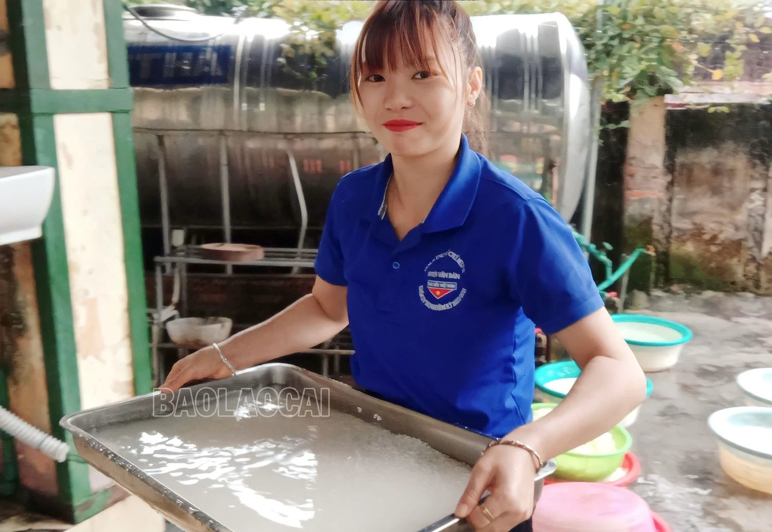 Đoàn viên thanh niên tại Văn Bàn hỗ trợ nấu cơm cho các sỹ tử..jpg