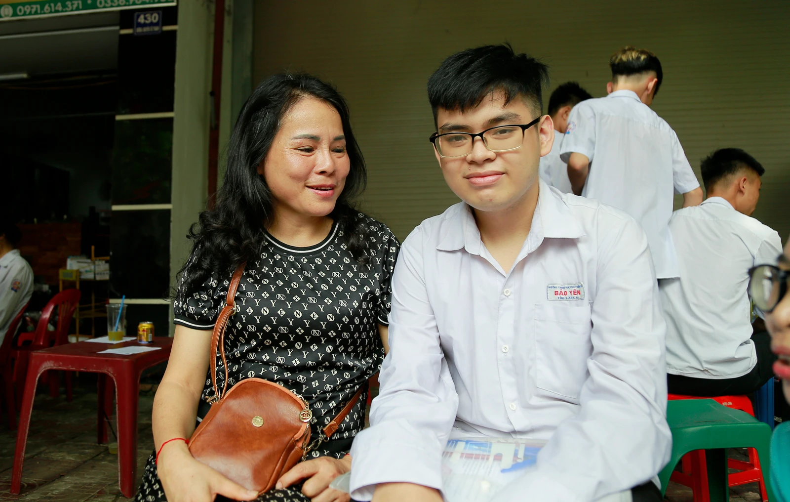 Hai mẹ con thí sinh Vũ Ngọc Long.JPG