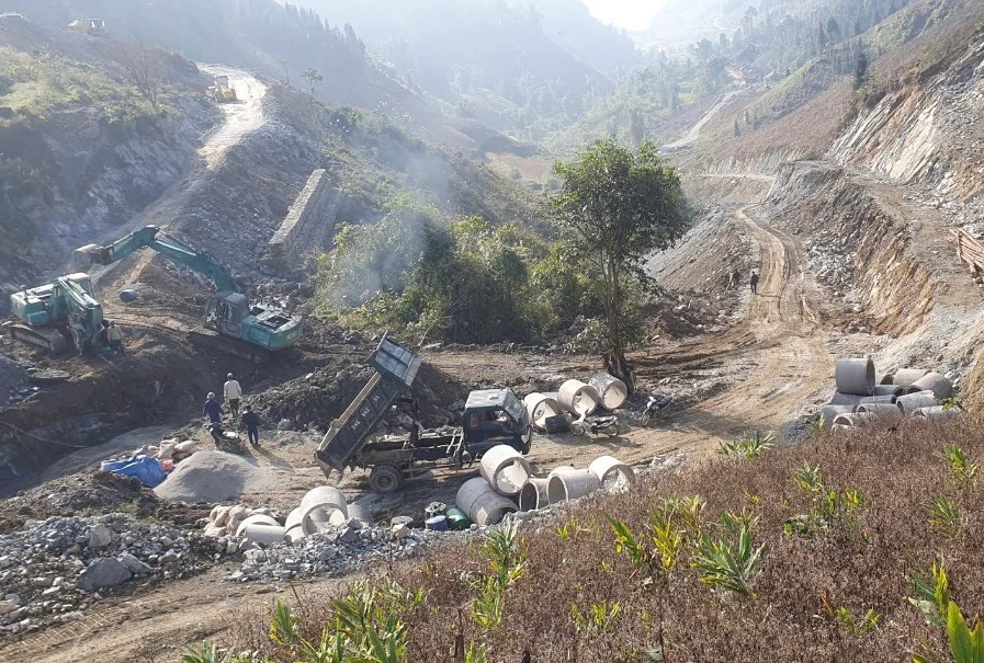 Huyện Mường Khương tập trung đẩy nhanh tiến độ thi công các tuyến đường giao thông nông thôn..jpg