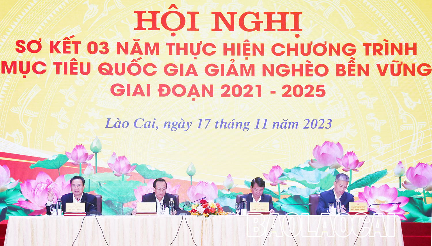 Các đồng chí chủ trì hội nghị. ld 4.jpg