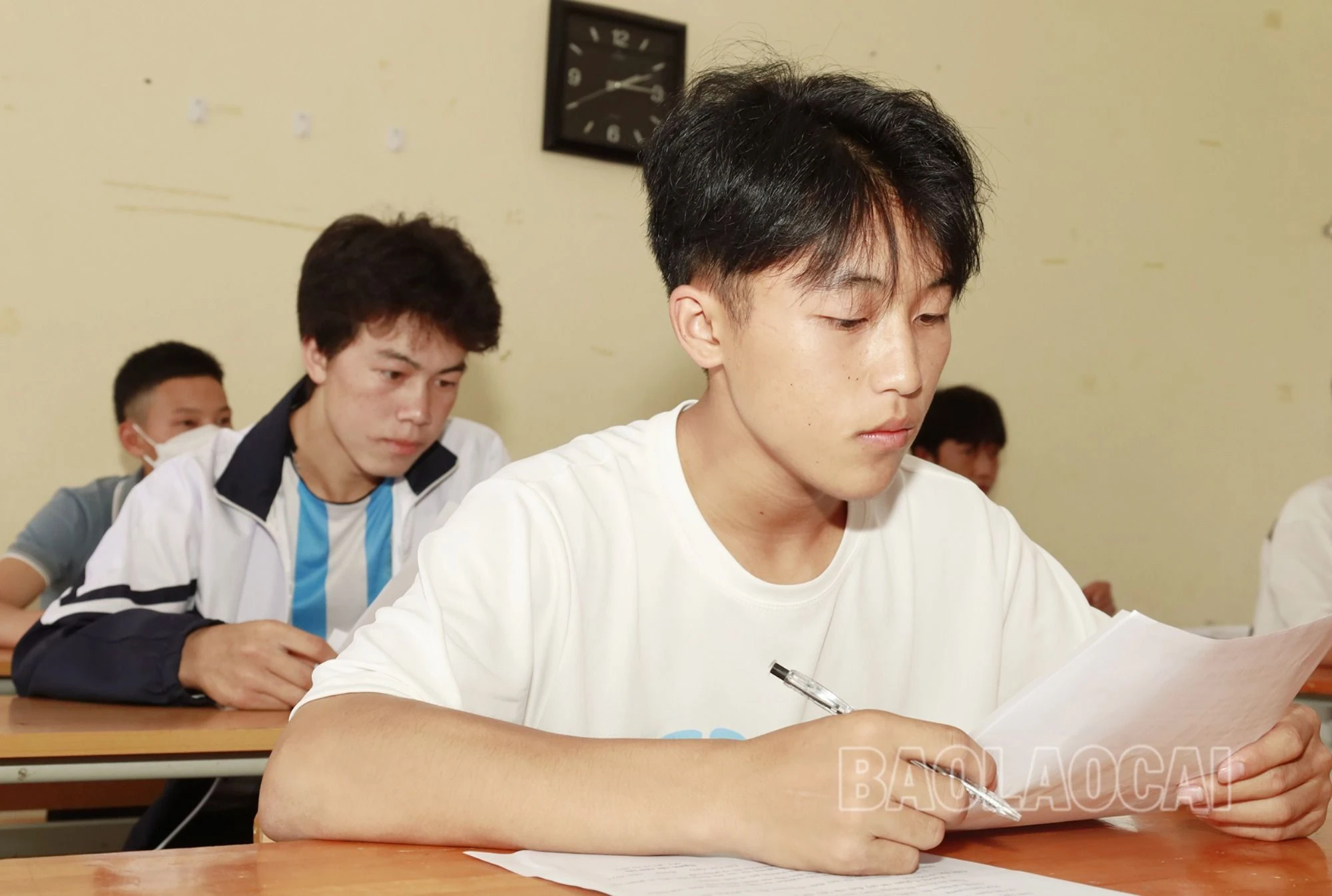 Thí sinh tại Điểm thi số 1 thị xã Sa Pa kiểm tra lại thông tin trên thẻ dự thi.JPG